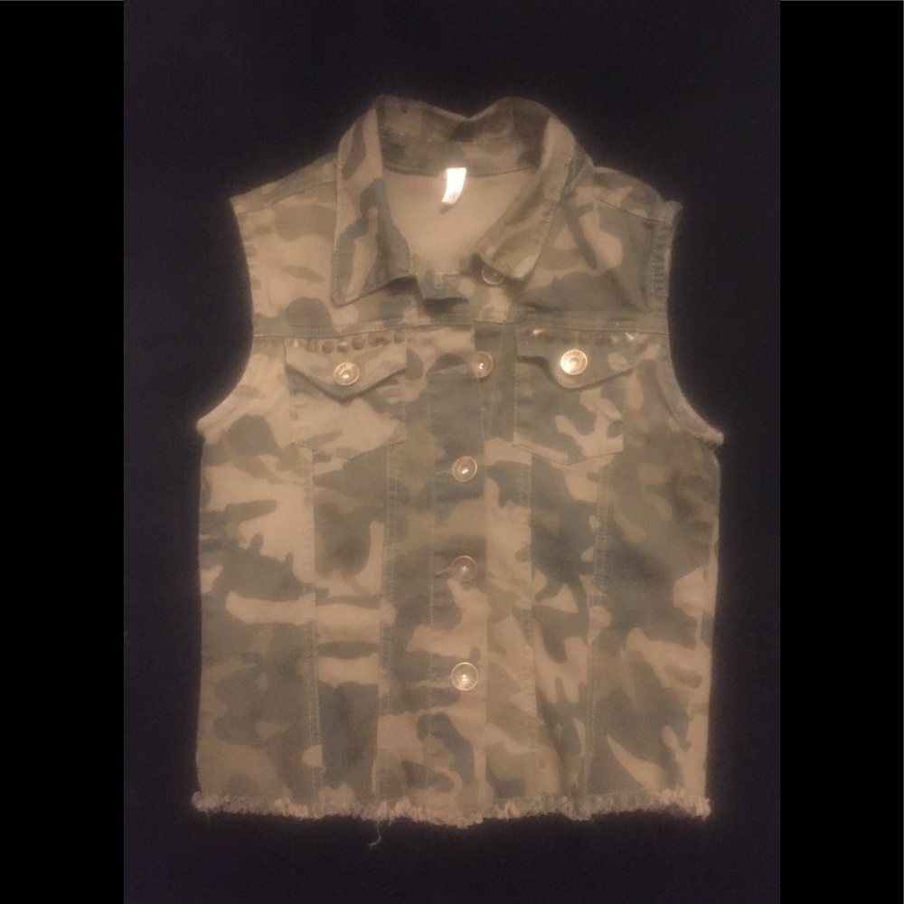 ♦️CAMO VEST♦️STUDDED & FRAYED